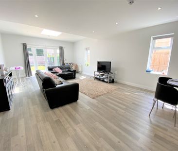 Elmshott Lane, Slough - Photo 6