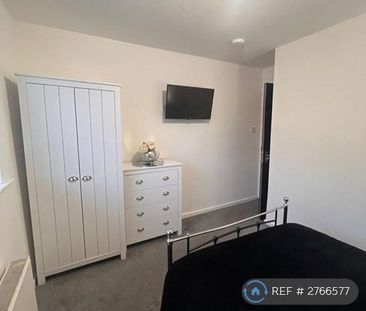1 bedroom in a house share to rent - Photo 2