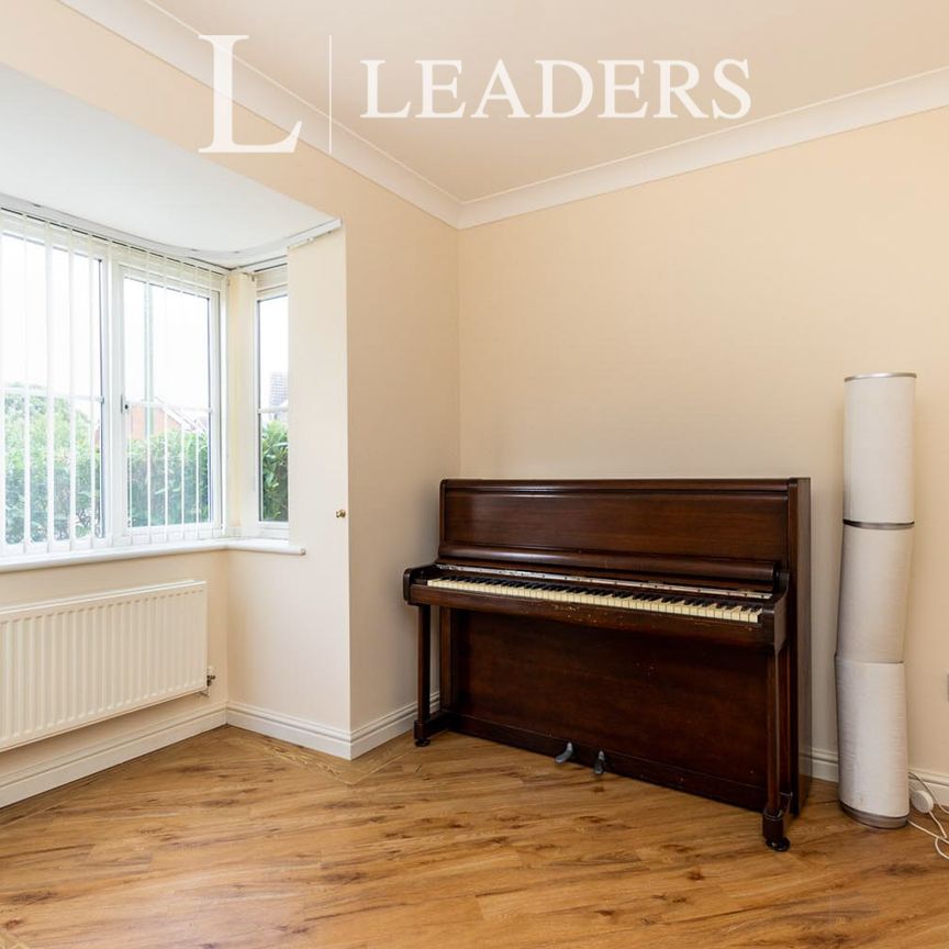 3 bedroom house to rent Oaktree Close, Letchworth Garden City, SG6 - Photo 1