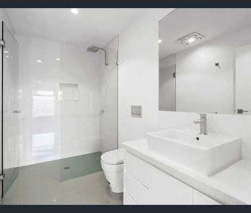 Modern Two-Bedroom Townhouse in Prime Doncaster East Location - Photo 2