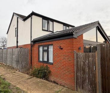 4 bedroom semi-detached house to rent - Photo 5