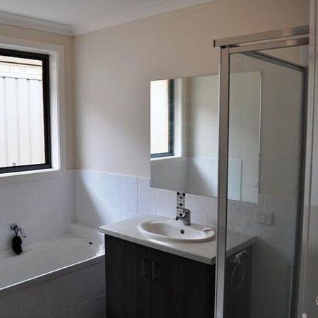 Family Home in Quiet Thurgoona Location - Photo 4