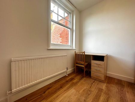 1 bedroom in a flat share to rent - Photo 2