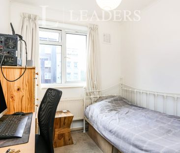 3 bedroom house to rent Freshfield Close, London, SE13 - Photo 4