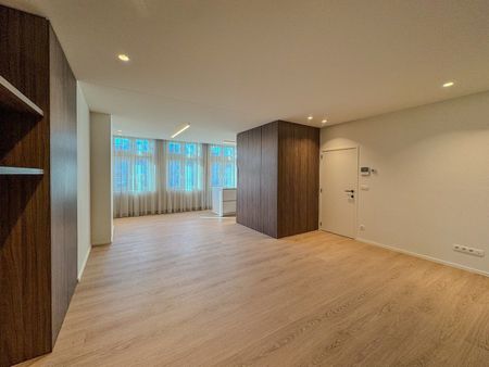 Ruim appartement met 2 slaapkamers en terras in het centrum. - Photo 2