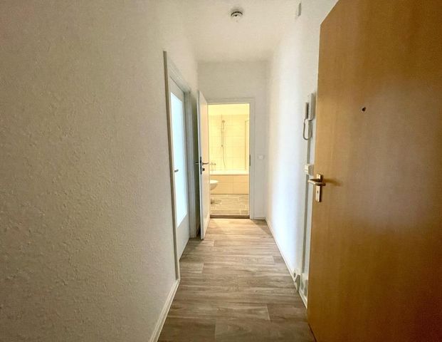 Moderne 2-Raumwohnung mit top saniertem Badezimmer und Einbauküche - Foto 1