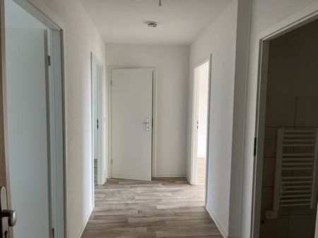 Sanierte 3 Raum-Wohnung mit Balkon und Badewanne - Photo 2