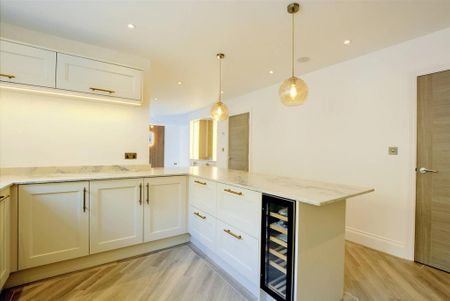 6 bedroom detached house to rent - Photo 3