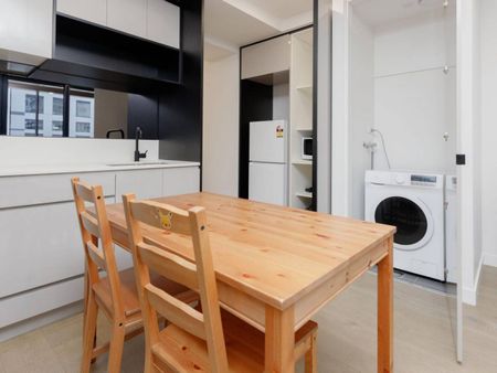 Fully Furnished 2 Bedroom Apartment in the heart of Melbourne CBD - Photo 2