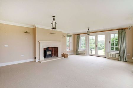 An immaculate six bedroom house with swimming pool at the heart of the Barbury Castle Estate - Photo 2