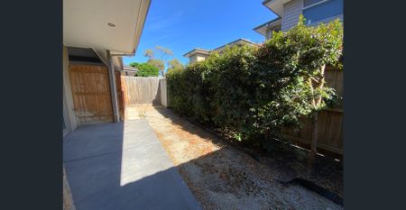 LOW MAINTENANCE, BRIGHT & MODERN - Photo 4