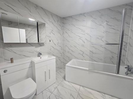 3 bedroom flat to rent - Photo 4