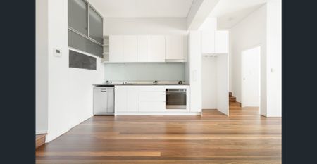 Two bedroom apartment, freshly updated w/ natural light t/out - Photo 3