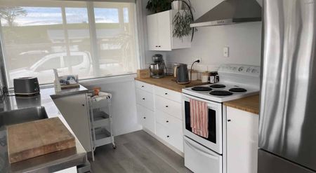 Newly renovated 3 bedroom home - Photo 3