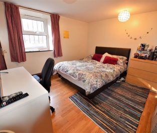 2 bedroom Flat in Harold Grove, Leeds - Photo 1