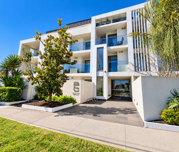 Contemporary Bayside Living in Prime Location - Photo 2