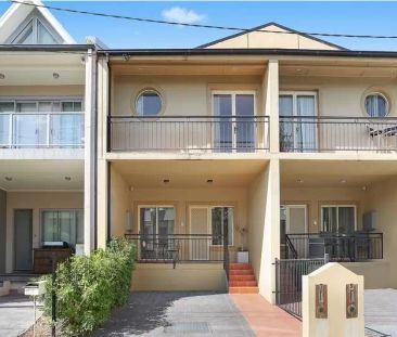 Spacious 3-Bed Home in Marrickville Area - Photo 3