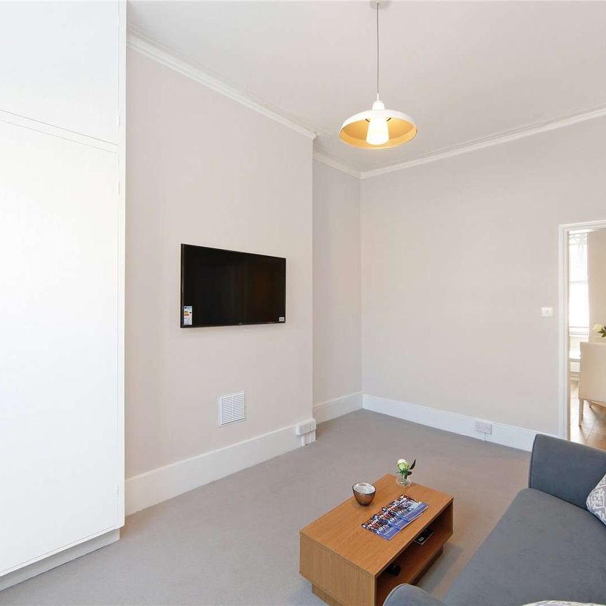 A beautifully presented, second-floor, one-bedroom apartment set along the iconic King’s Road. - Photo 1