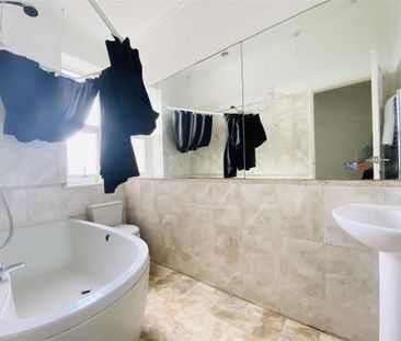 4 bedroom end of terrace house to rent - Photo 1