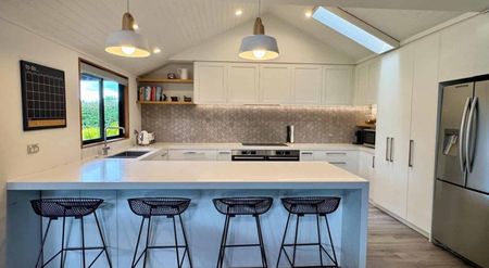 Twyford - Spacious family living in a stunning setting - Photo 3