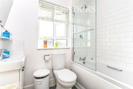 studio to rent High Street, Reigate, RH2 - Photo 2