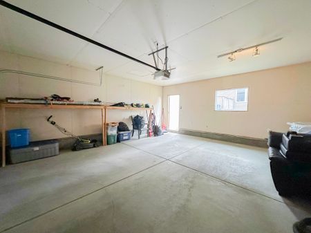 Family Living In Evanston – Steps From Schools, Parks & Shopping Double Garage - Photo 2