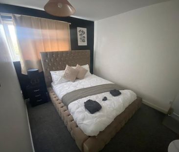 4 bedroom semi-detached house to rent - Photo 4