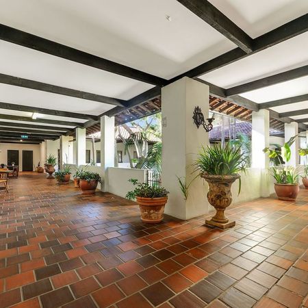 Iconic Art Deco Studio With Charm & Character - Photo 4