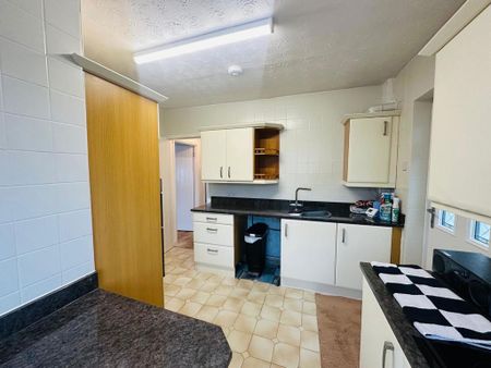 2 bedroom semi-detached bungalow to rent - Photo 2