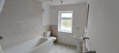 2 bedroom Semi-detached house to rent - Photo 4
