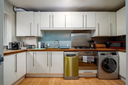 flat 5, 14 Henfield Road, London SW19 3HU, UK, London - Photo 5