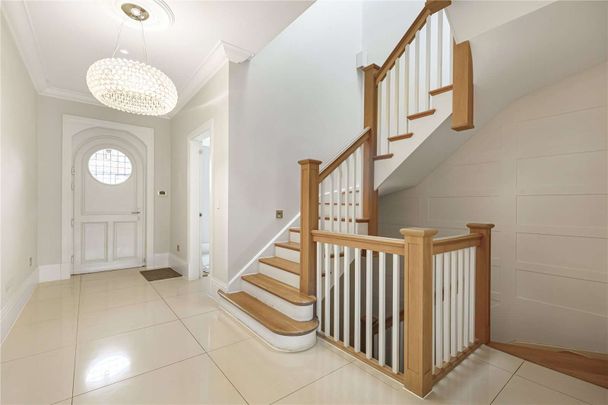 An exceptional detached house on a prestigious Wimbledon road. - Photo 1