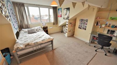 4 bedroom House in Cardigan Lane, Leeds - Photo 3