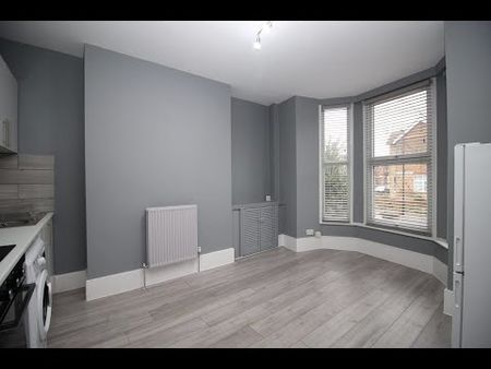 2 Bed Flat, Crescent Road, E13 - Photo 2