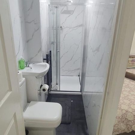 1 bedroom in a house share to rent - Photo 3