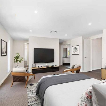 Luxurious Family Oasis - Photo 3