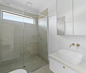 An effortless lifestyle in sparkling surrounds - Photo 2