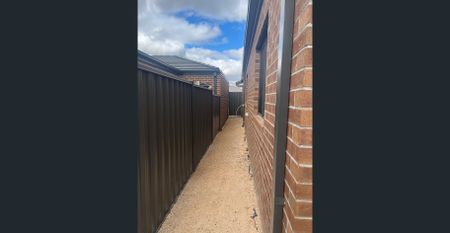 Stunning 4-Bedroom Family Home - Low Maintenance Living - Photo 5