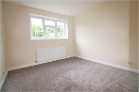 4 bedroom detached house to rent - Photo 2
