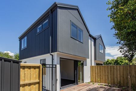 Modern Two-bedroom Townhouse with Off-Street Park Edgeware - Photo 3