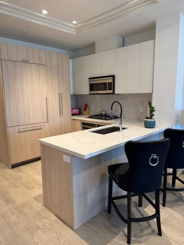 For Lease - 123 Maurice Drive, Oakville, Ontario - Photo 2