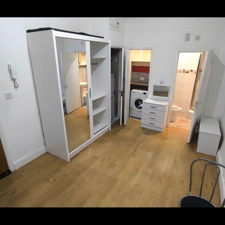 Studio Flat, High Street, W3 - Photo 1
