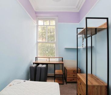 A good size property, with a separate kitchen, close to transport links and local amenties. - Photo 3