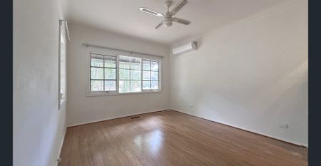 Cosy home with bright granny flat - Photo 3