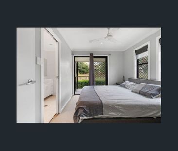 Spacious Contemporary Townhouse with Courtyard & Yard - Photo 6