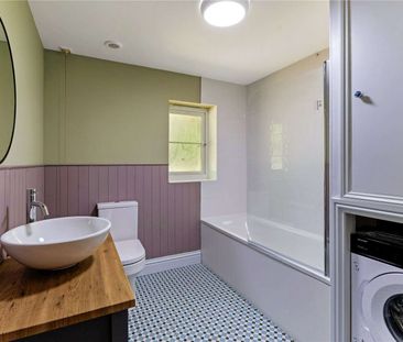 A charming three bedroom cottage on the Hamptworth Estate set withi... - Photo 6