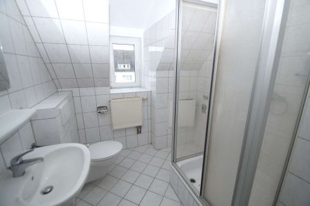 2-Zimmer-Wohnung im Dachgeschoß mit separater Küche und Dusche, renoviert, ab sofort - Photo 2