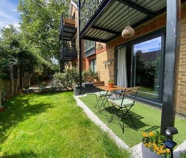 Leacroft, Staines-upon-thames, Surrey, TW18 - Photo 2