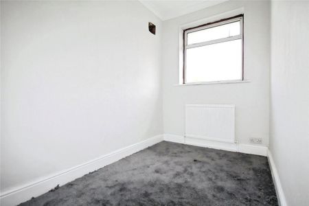 3 bedroom end of terrace house to rent - Photo 3