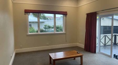 Tidy Two Bedroom - Photo 3